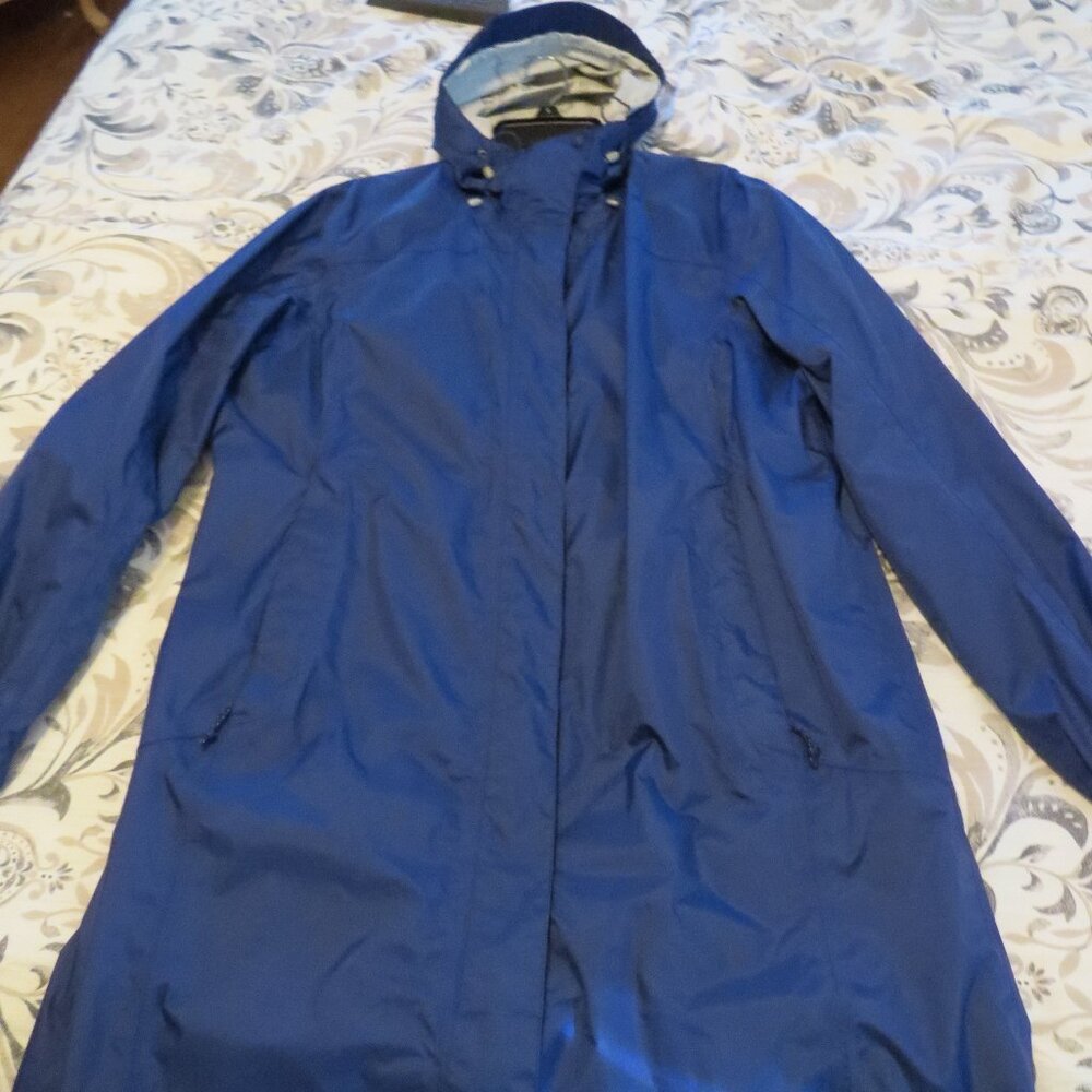 LL Bean Women's Raincoat with hood and 2-way zipper Blue